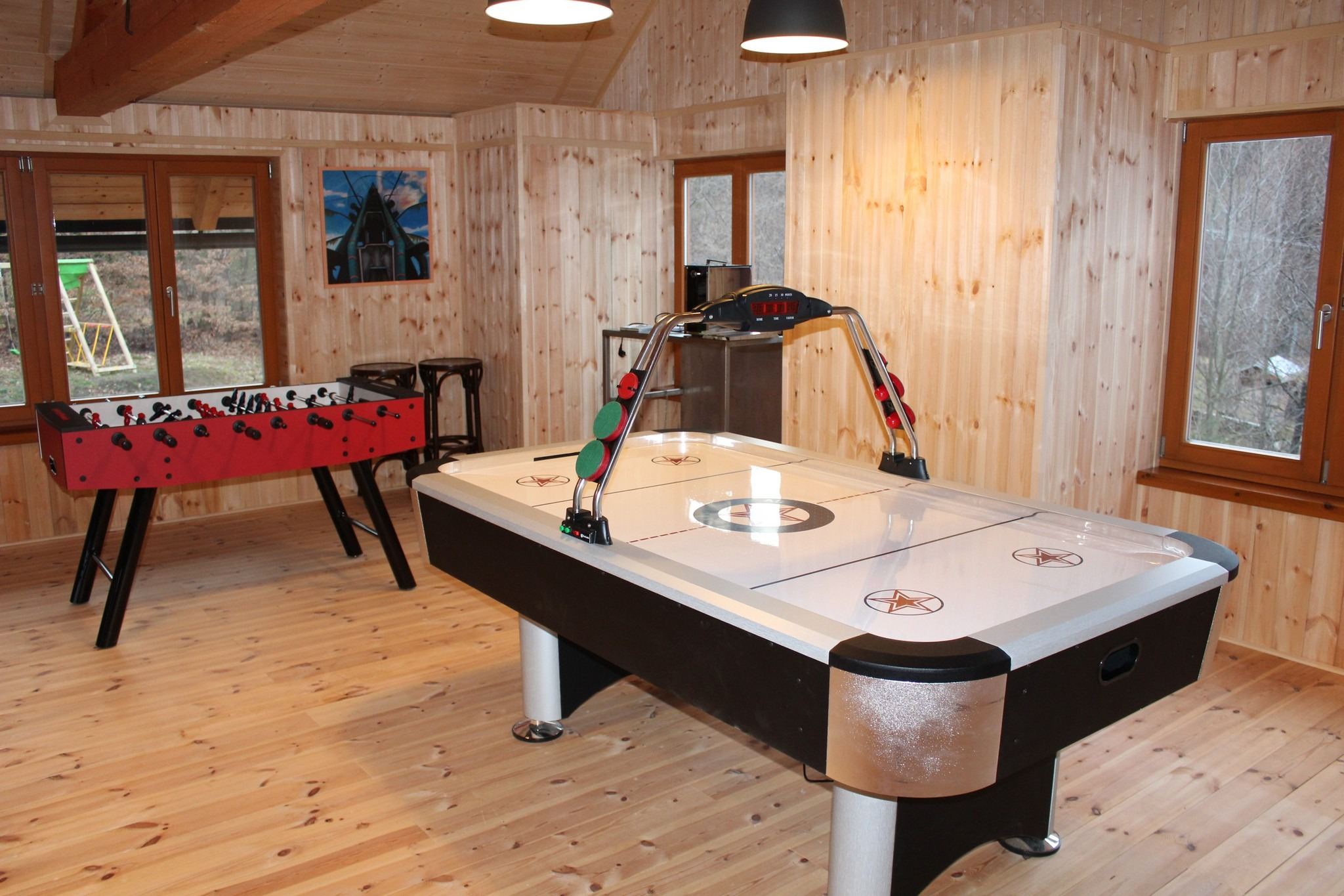 Airhockey a stolní fotbal v herně ve stodole