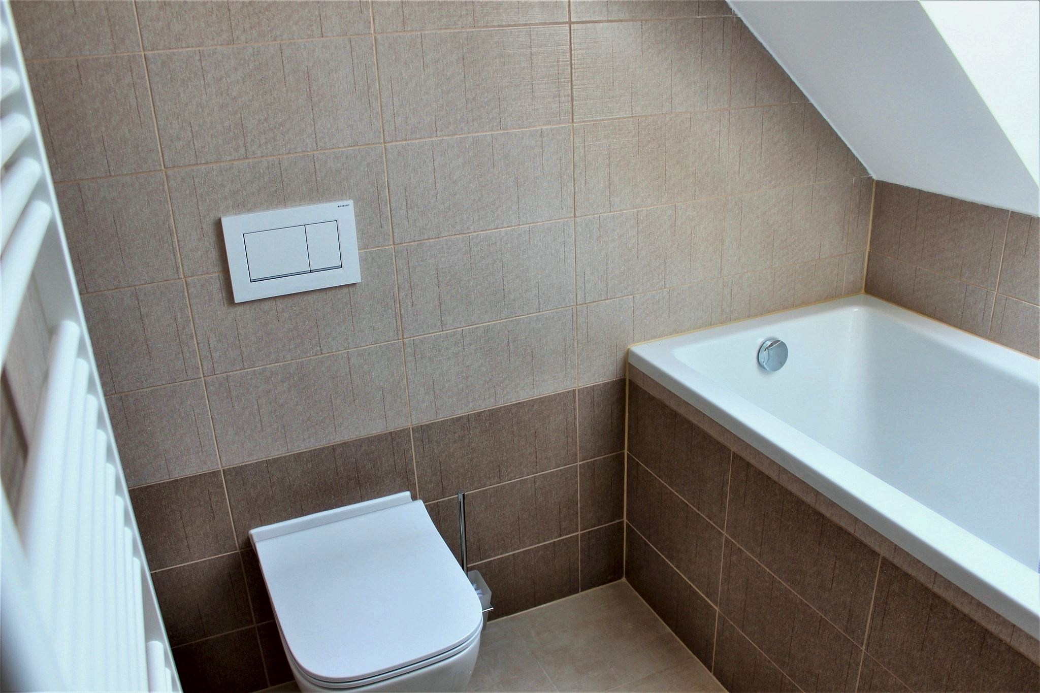 Koupelna s vanou a WC
