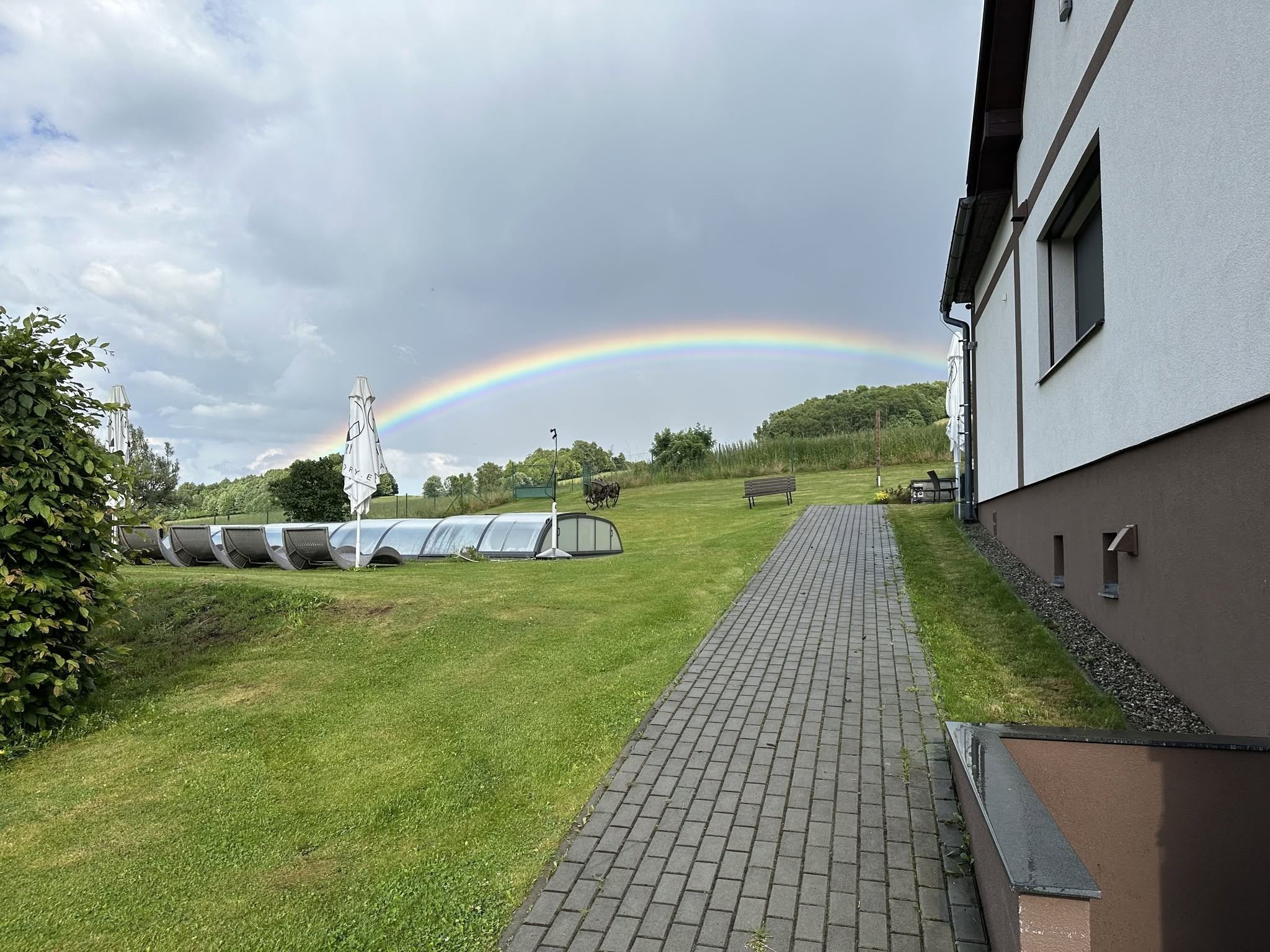 Duha nad zahradou a zakrytým bazénem