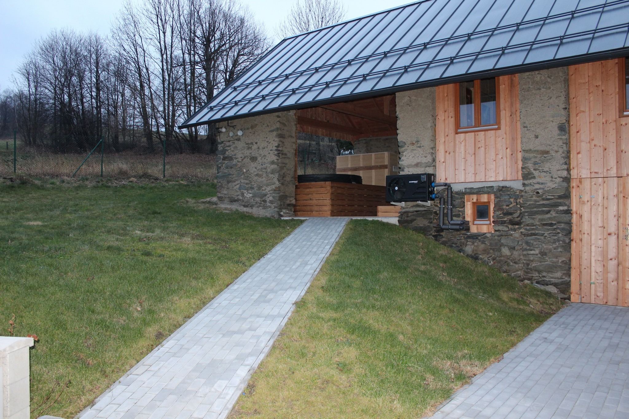 Stodola z kamene a dřeva s krytým wellness altánem